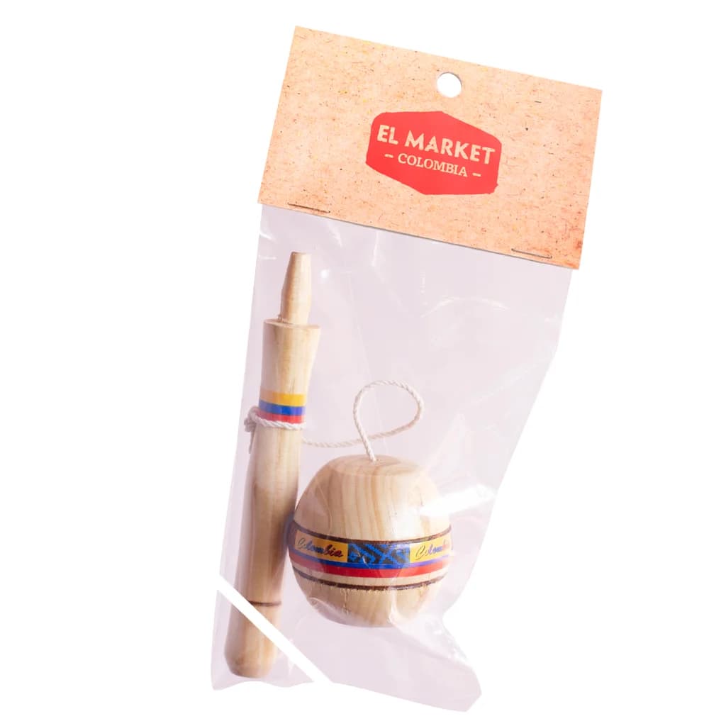 Balero de madera tradicional empacado con cinta tricolor colombiana.