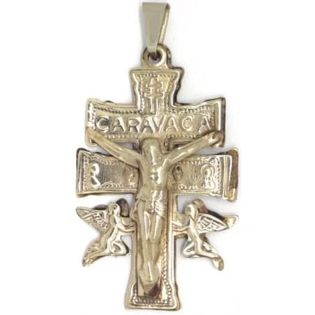 Cruz de Caravaca plateada con figura de Cristo y dos ángeles.