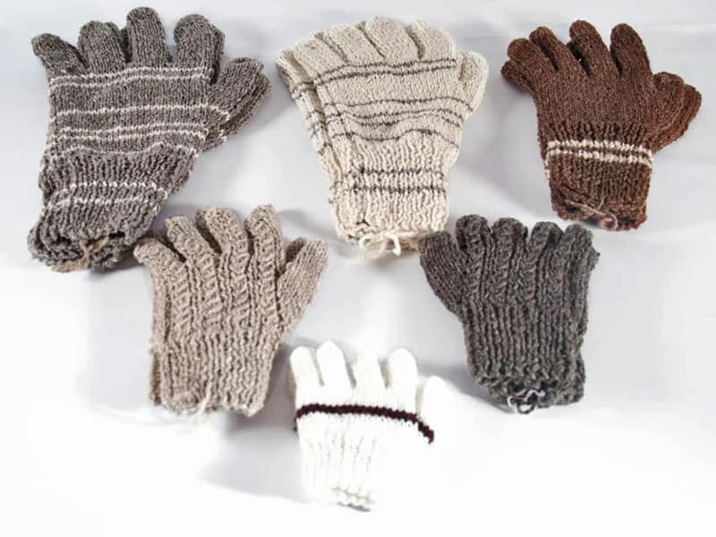 Guantes de lana tejidos a mano en tonos neutros.