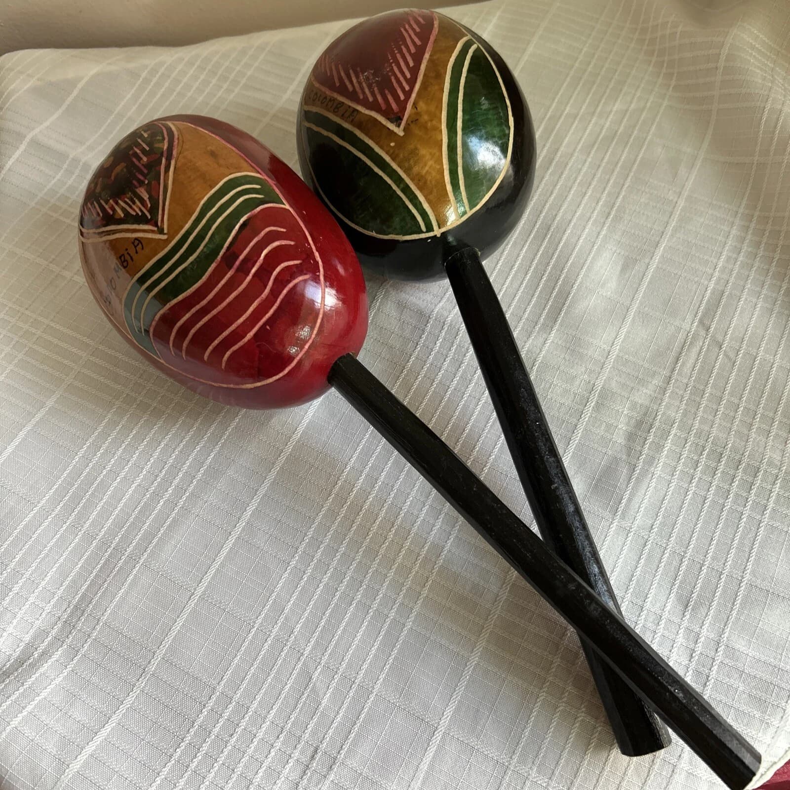 Par de maracas colombianas grandes hechas de calabaza y pintadas a mano.