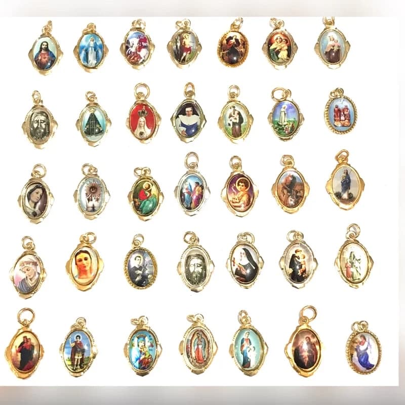 Conjunto de medallas religiosas con imágenes de santos católicos.