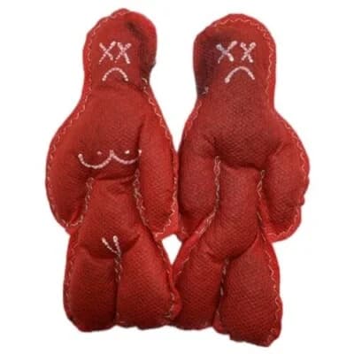 Pareja de muñecos rojos de tela para rituales