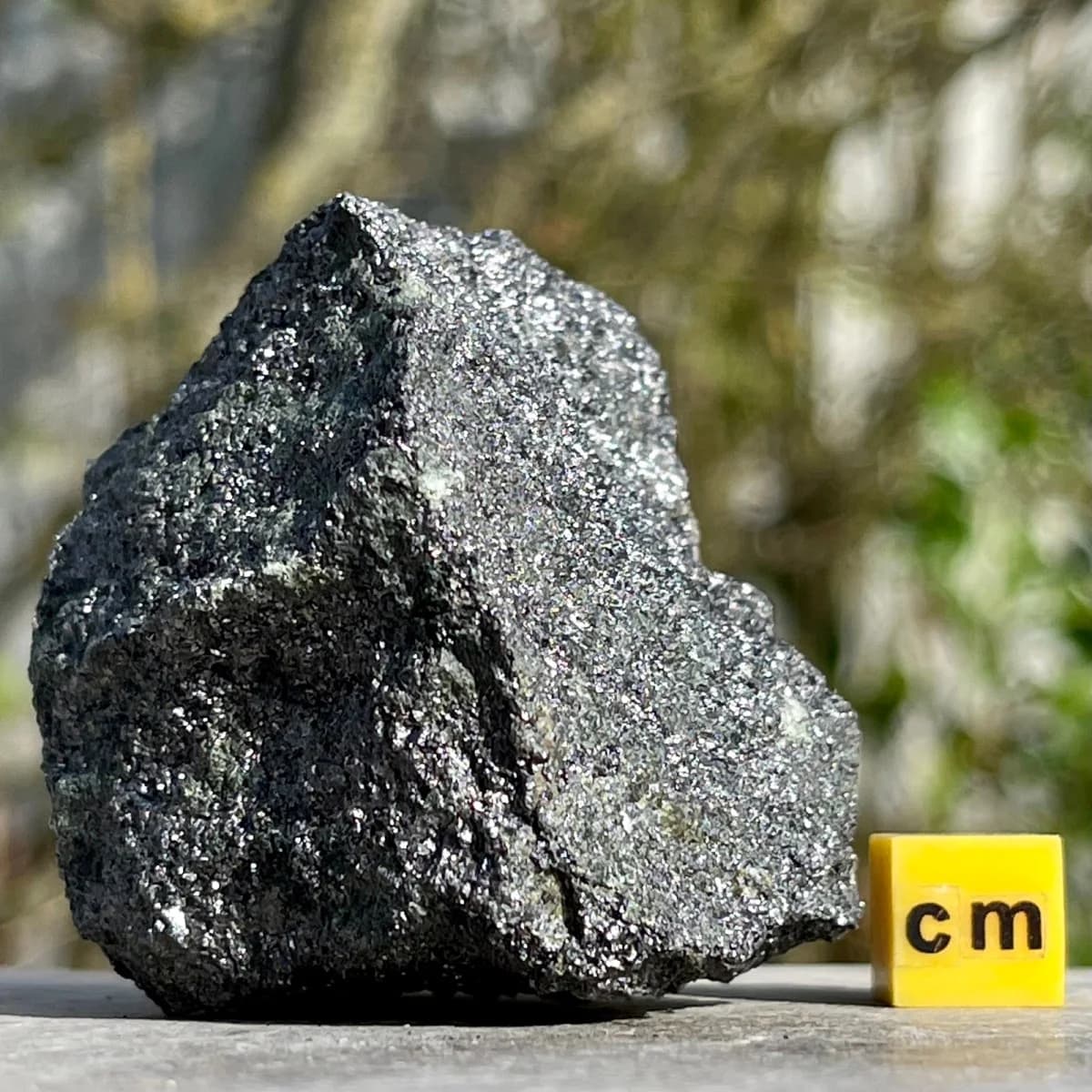 Piedra de imán de magnetita negra, muestra mineral en bruto.
