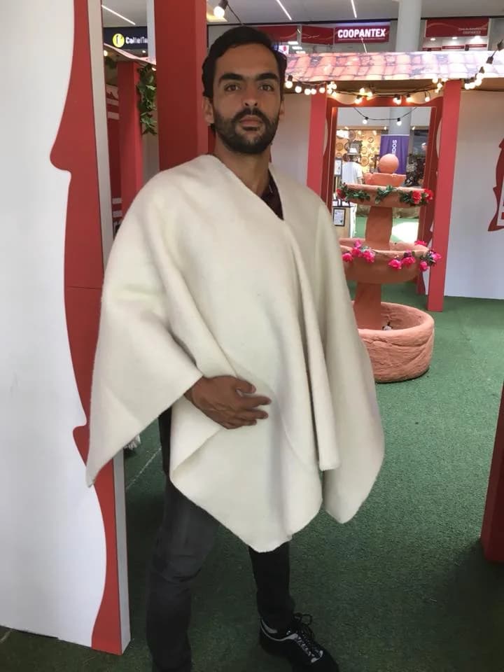 Poncho tradicional colombiano de lana virgen, de tejido grueso y color blanco.