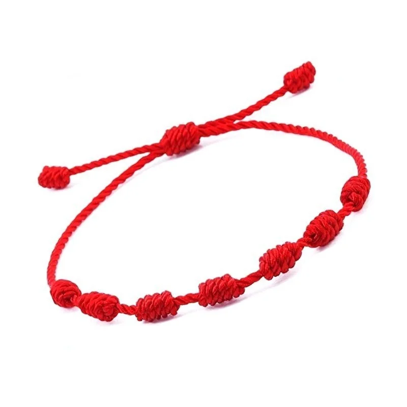 Pulsera roja con siete nudos y cierre ajustable.