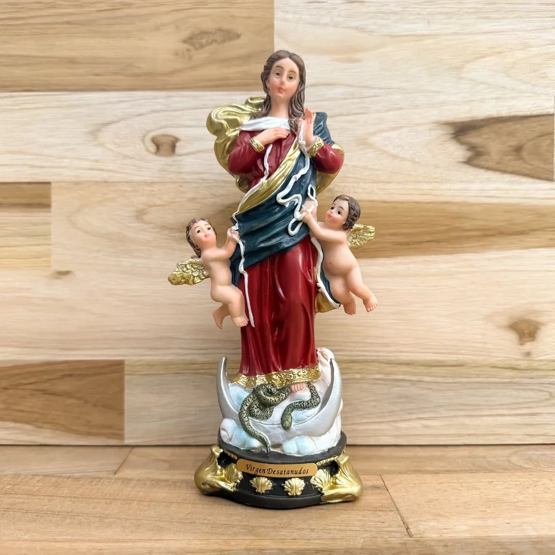 Estatua de la Virgen Desatanudos con dos ángeles