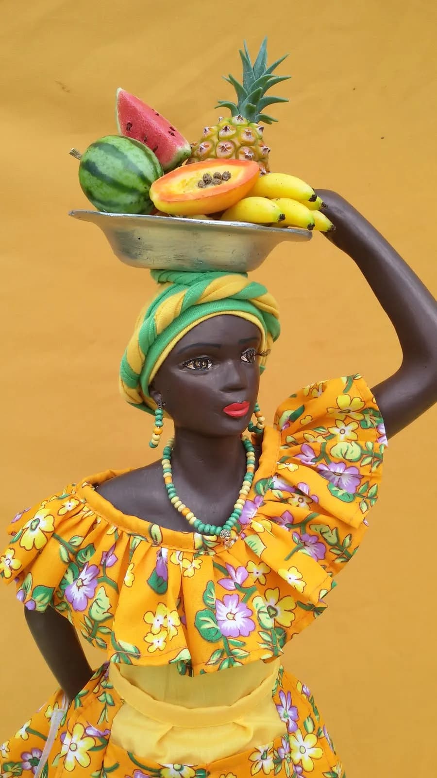 Figura artesanal colombiana de vendedora tradicional de frutas